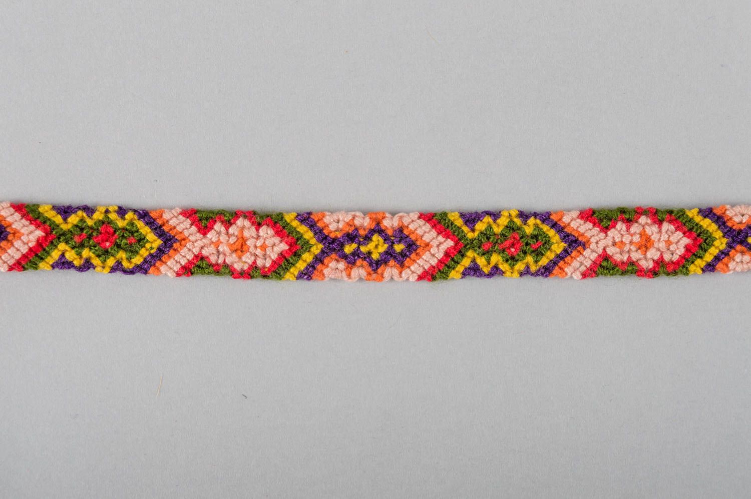 Яркий оригинальный браслет из ниток мулине ручной работы плетеный красивый фото 3