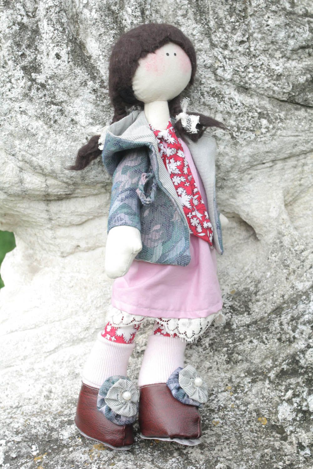 Boneca de têxtil de feita à mão costurada a partir de tecidos de algodão e linho foto 2