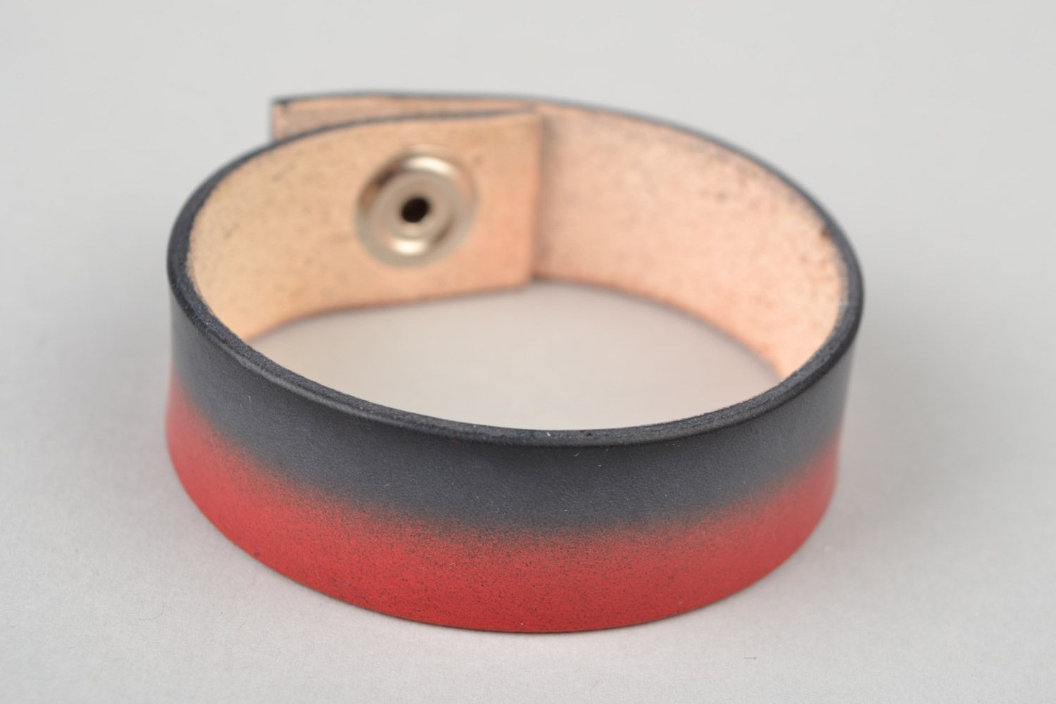 Bracelet en cuir large rouge-noir avec bouton-pression fait main unisexe  photo 3
