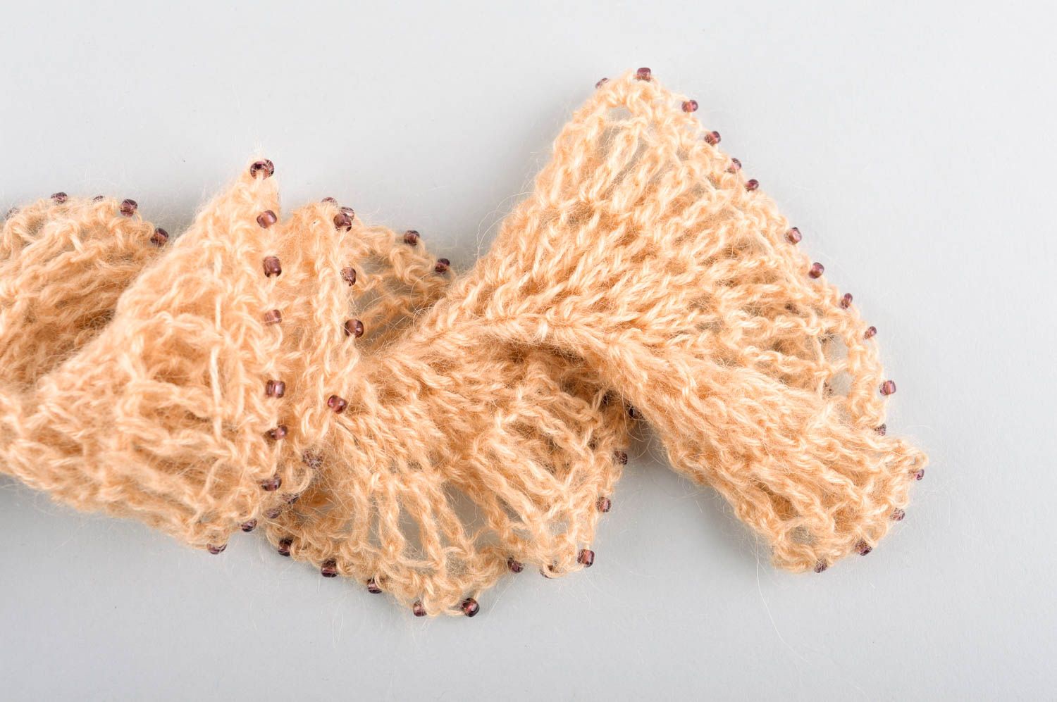 Шарф ручной работы красивый шарф вязаный аксессуар бежевый с бисером модный фото 3