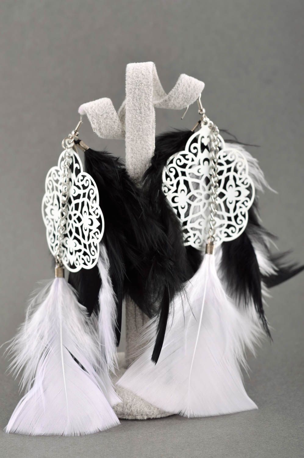 Boucles d'oreilles plumes noir blanc Bijou fait main design Cadeau femme photo 1