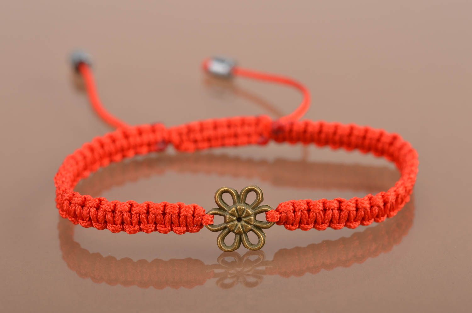 Bracelet en fils de soie fait main avec fleur métallique bijou d'été rouge photo 2