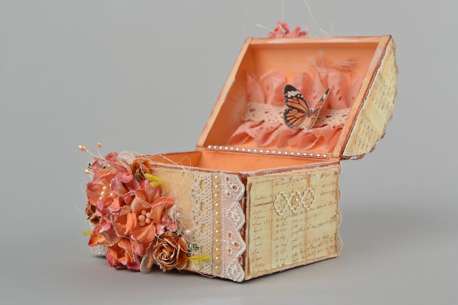 Boîte à bijoux petite en forme de coffre avec fleurs faite main scrapbooking photo 3