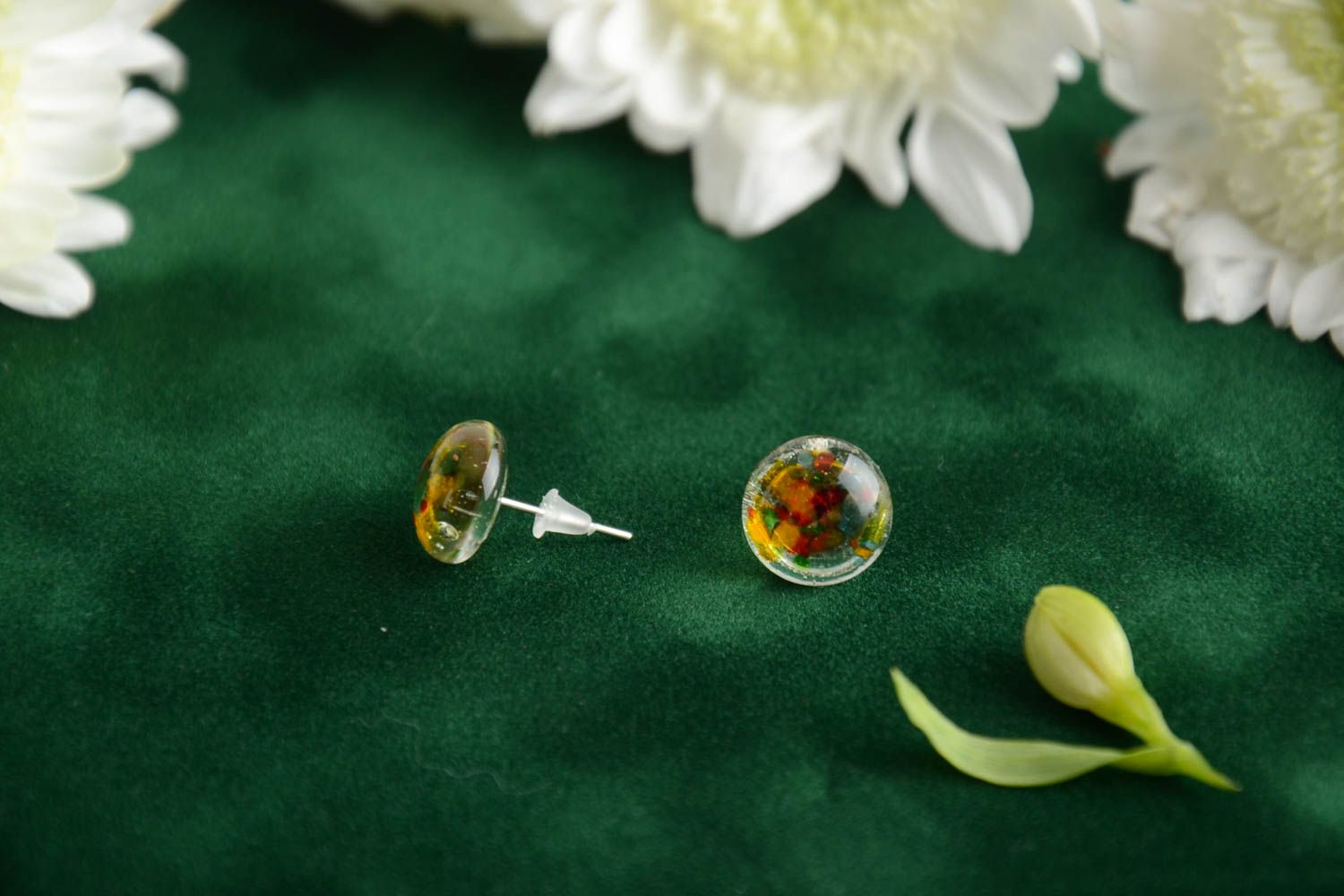Boucles d'oreilles rondes puces multicolores en verre fusé faites main petites photo 1