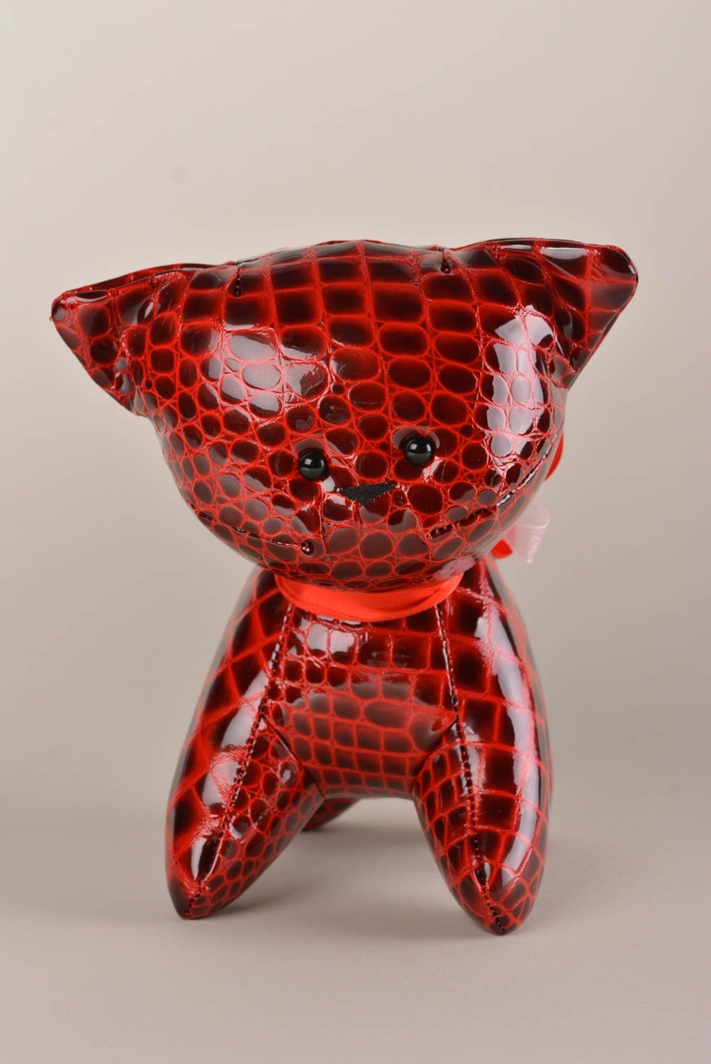 Красная игрушка ручной работы декор для дома игрушка из кожи в виде кота фото 2