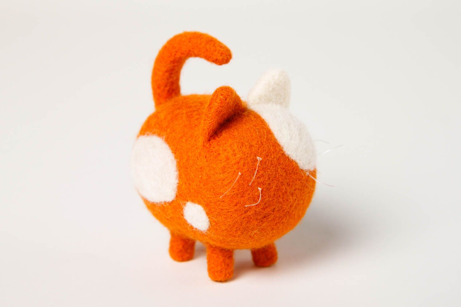 Gefilzte Figur handgefertigt Katze Spielzeug originelles Geschenk orange weiß foto 4