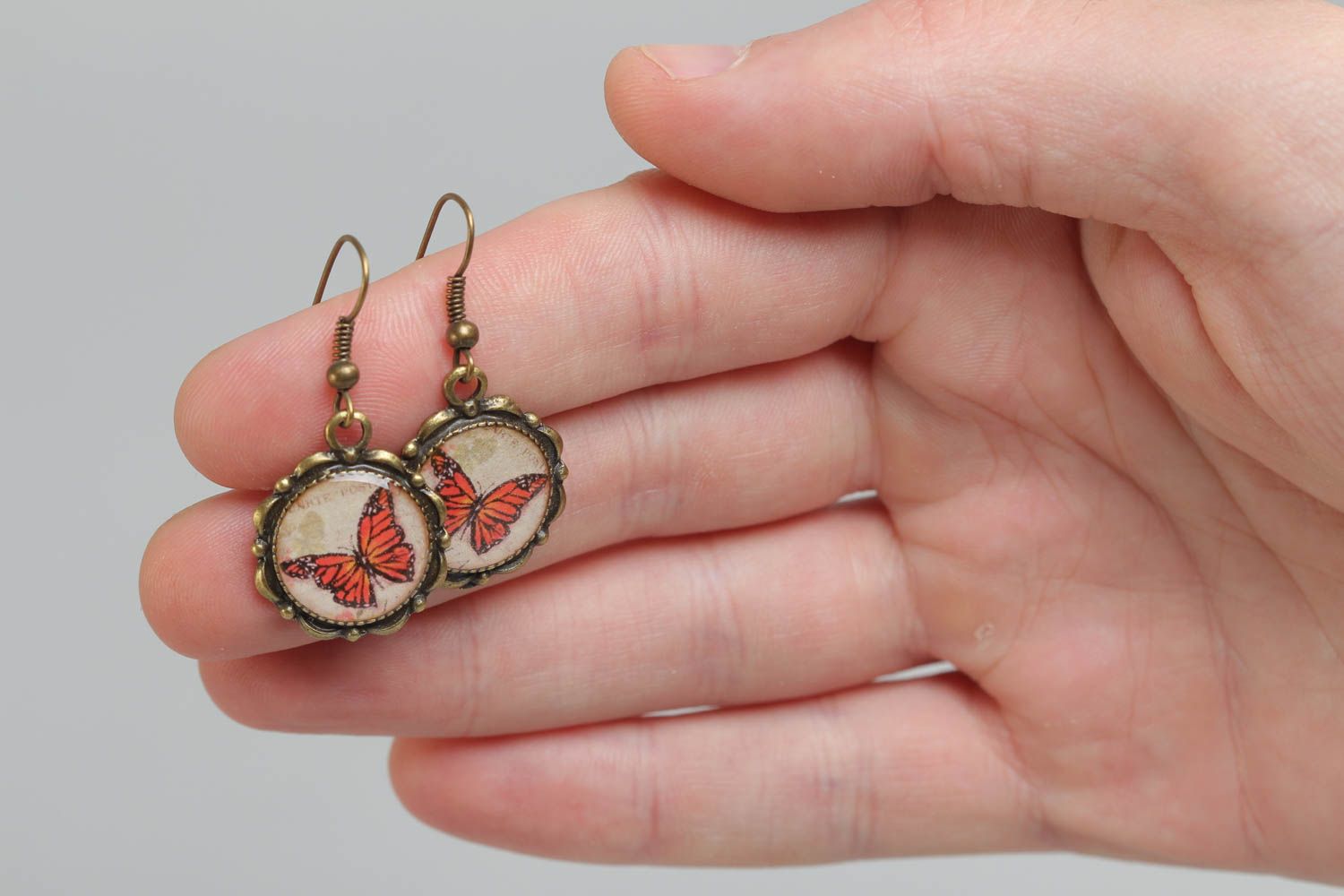Zarte intressante runde Ohrringe aus Kaltglasur mit Anhängern Designer Handarbeit foto 5