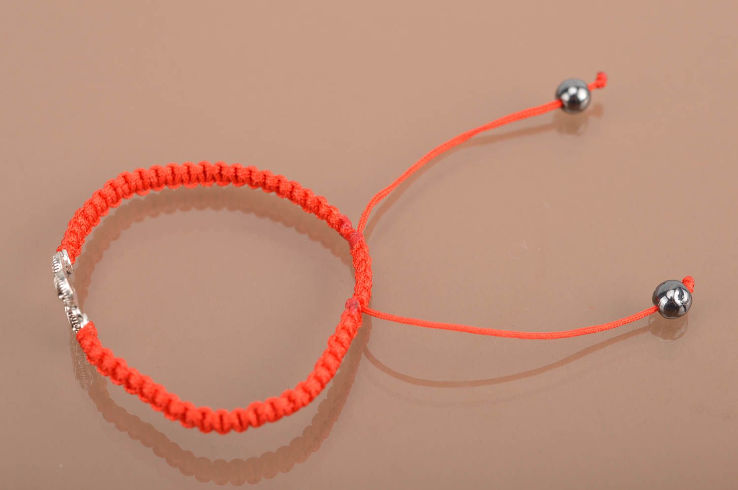 Feines rotes handgemachtes Armband aus Fäden mit Einsätzen auf Schnüren foto 5