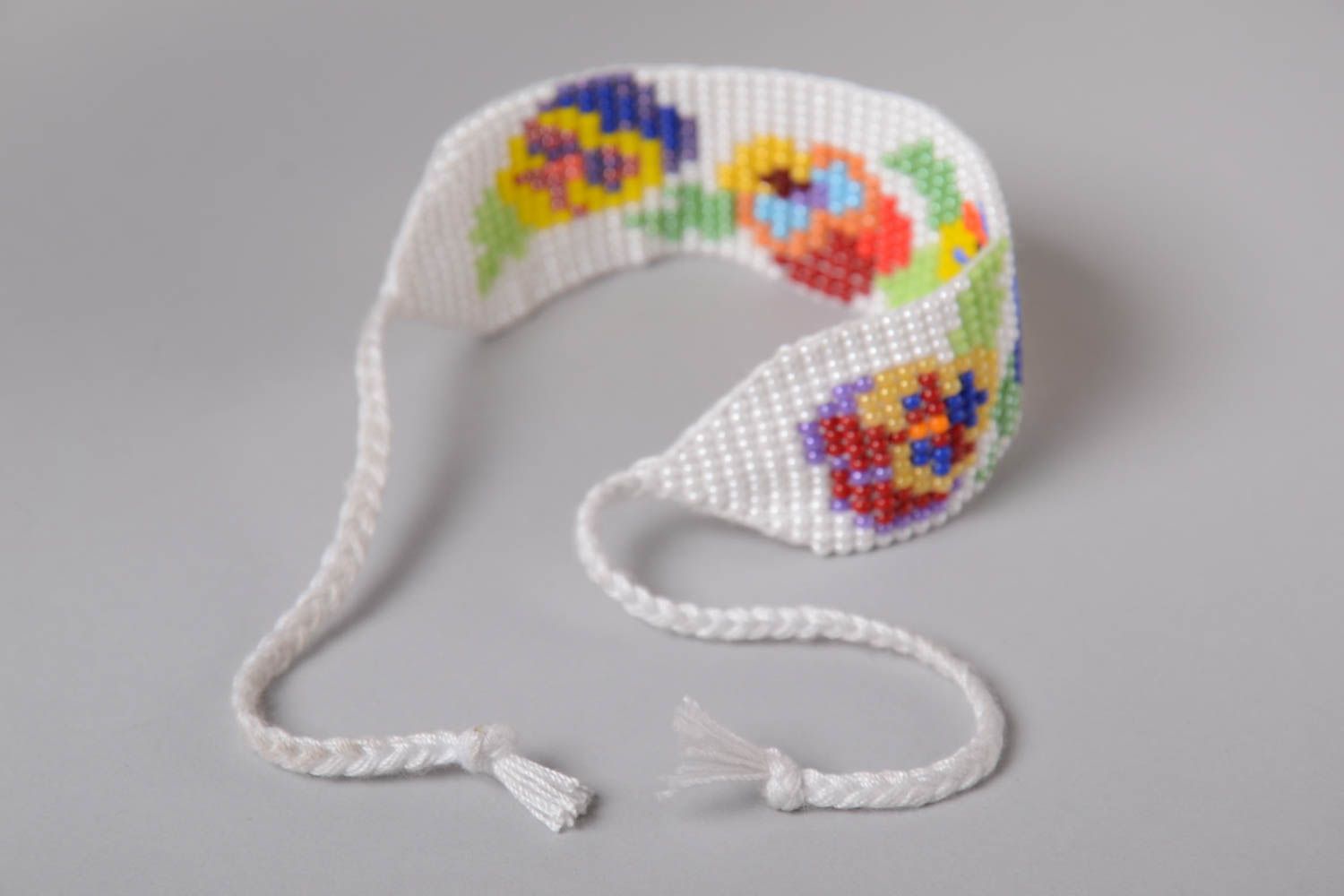 Bracelet large en perles de rocaille fait main blanc avec fleurs style ethnique photo 4