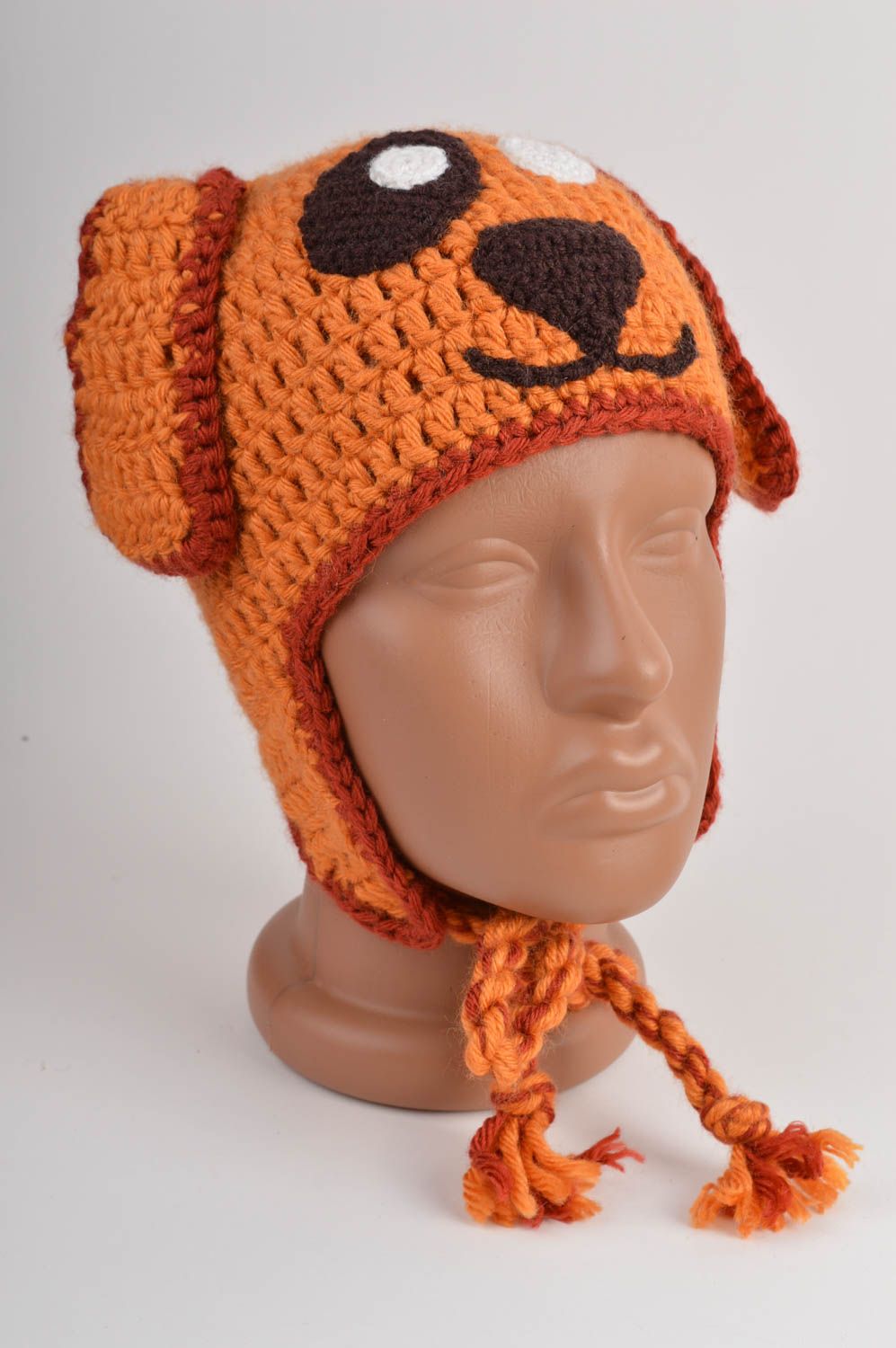 Оранжевая шапка из акрила и шерсти ручной работы на завязках для ребенка фото 2
