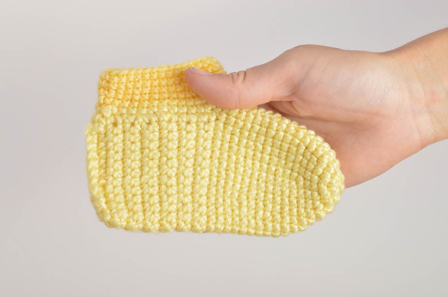 Chaussons bébé Pantoufles tricot fait main jaunes de design Vêtement bébé photo 2