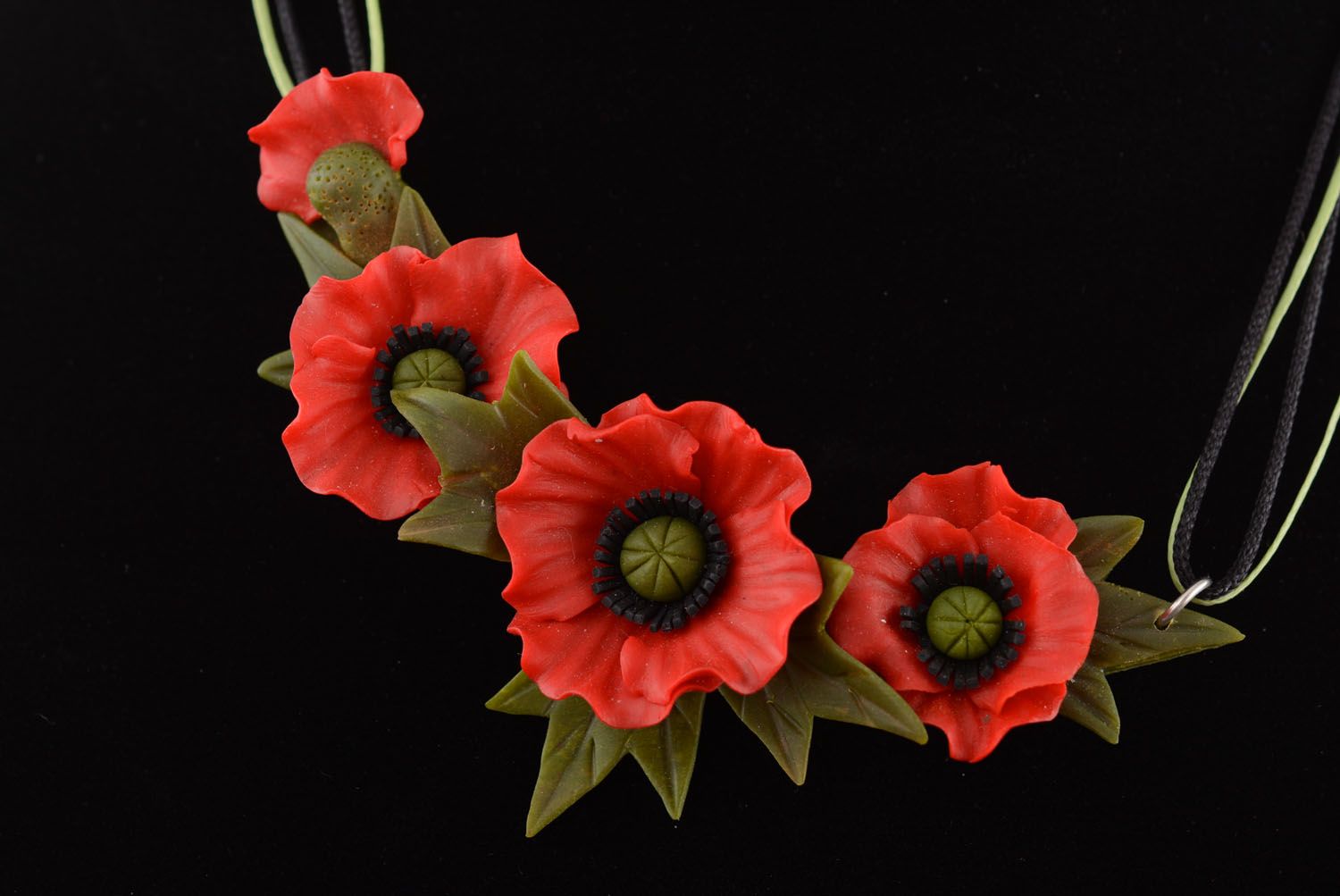 Collar artesanal con flores El campo de amapolas foto 3