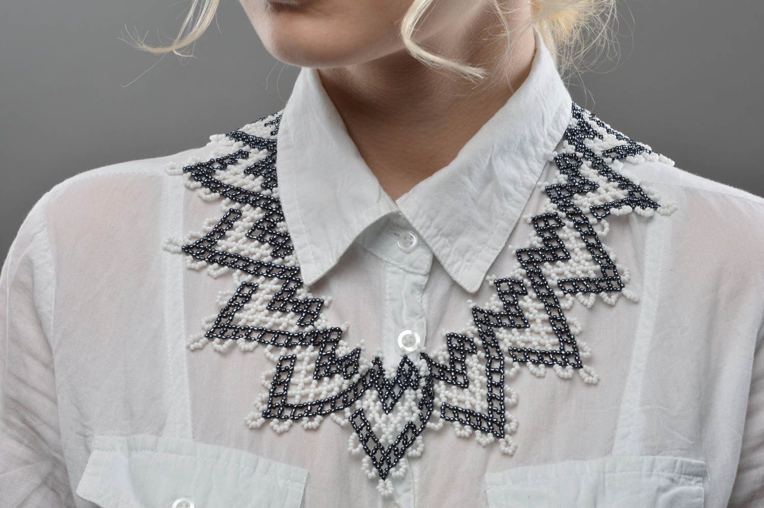 Красивое ожерелье из бисера ручной работы черно-белое ажурное для женщин фото 5