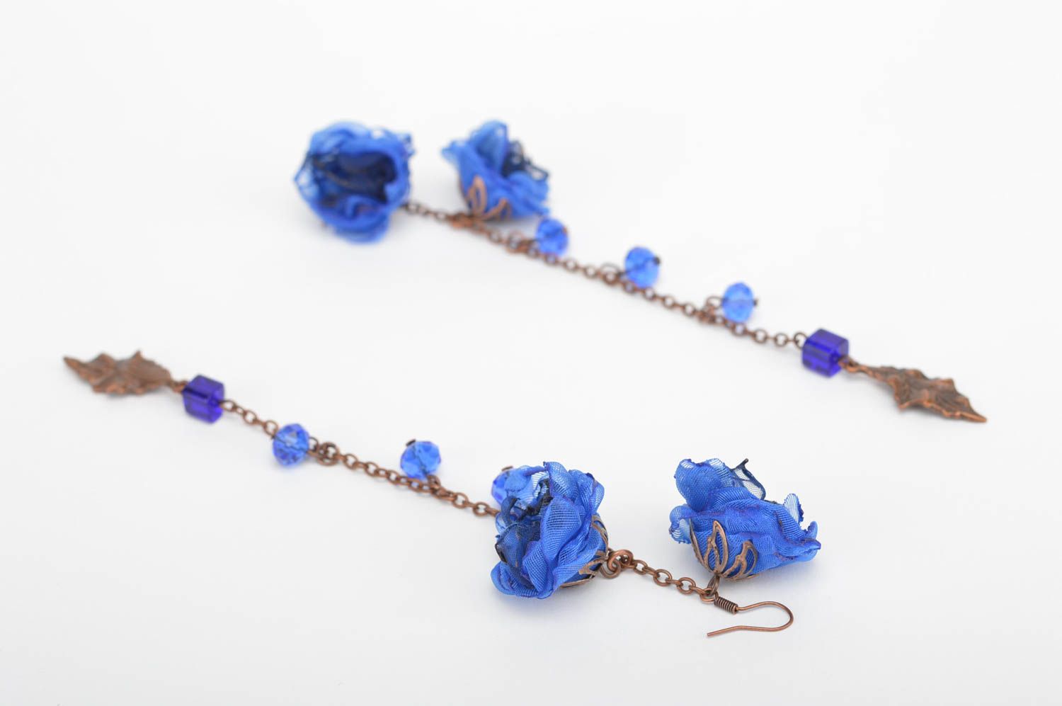 Длинные серьги с цветами из шифона и подвесками на цепочке синие ручной работы фото 4