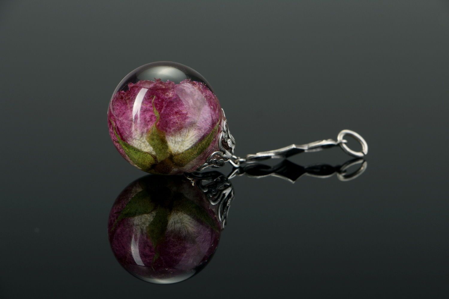 Pendant made of rose embedded in epoxy photo 2