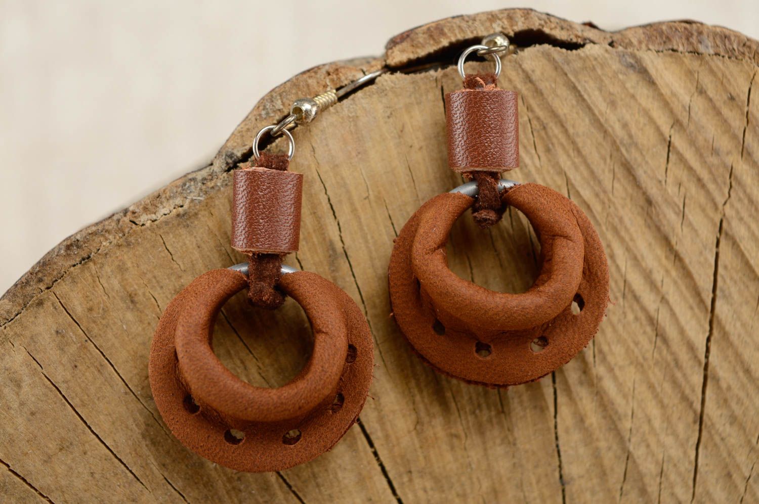 Boucles d'oreilles artisanales de cuir naturel avec pendeloques faites main photo 1