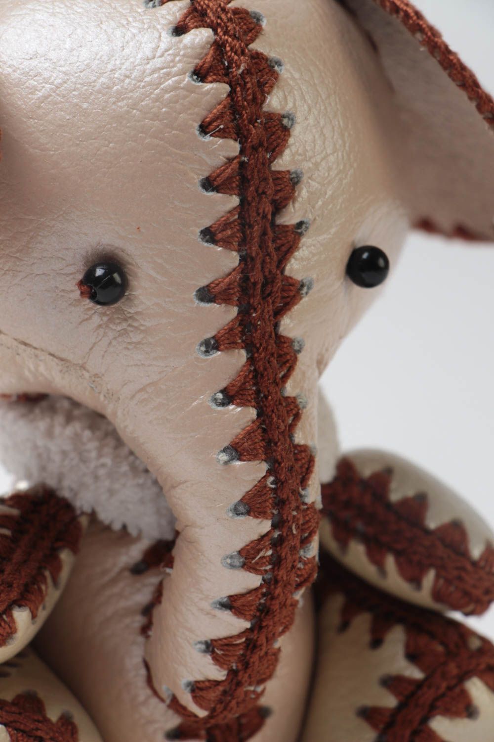 Бежевая кожаная игрушка ручной работы в виде слоника большая красивая мягкая фото 3