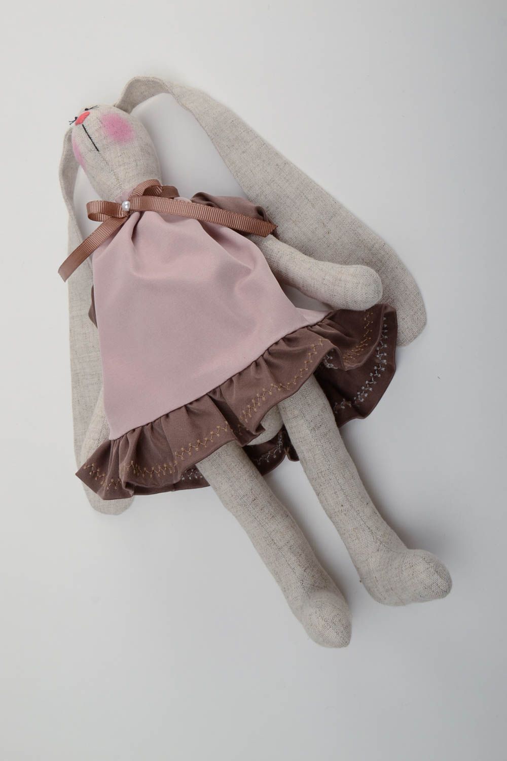 Juguete de tela de lino y algodón artesanal con forma de liebre con vestido  foto 2