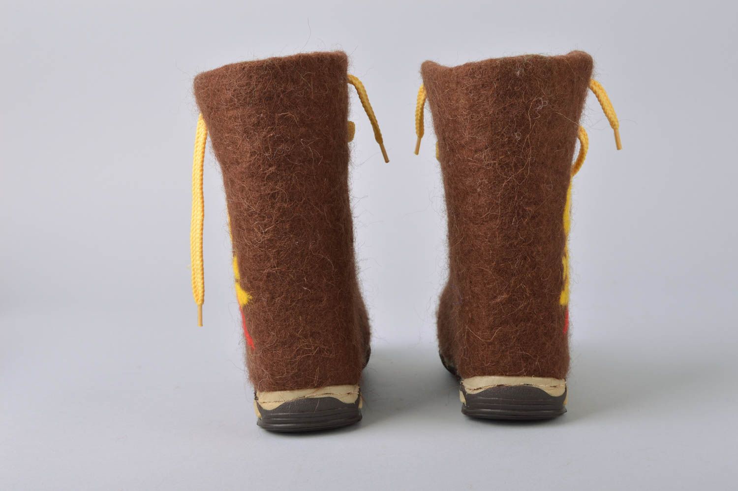 Bottes en laine feutrée marron lacets jaunes faites main pointure 27 pour enfant photo 4