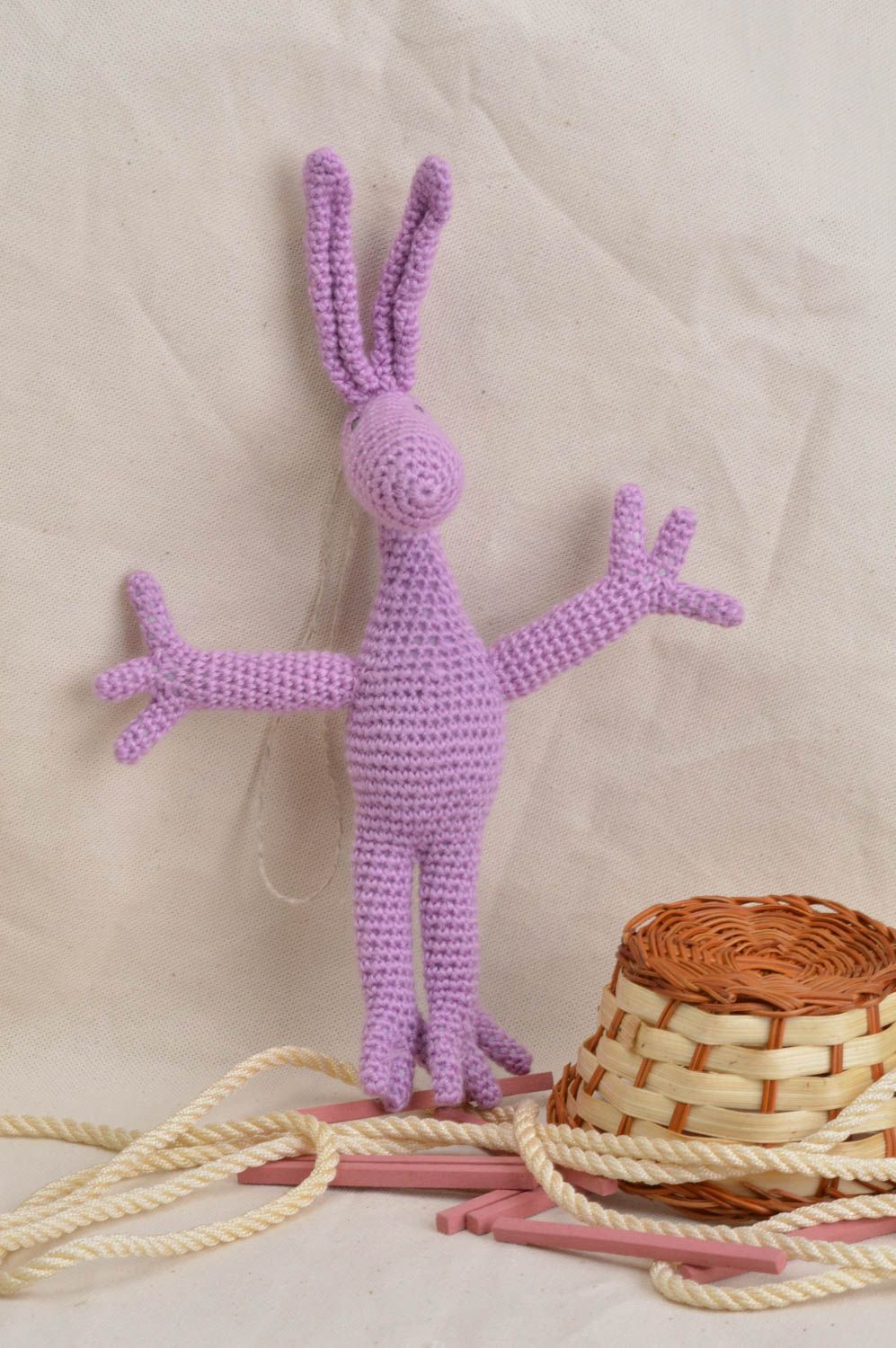 Peluche tricotée en fils acryliques faite main déco pour enfant Lièvre mauve photo 1