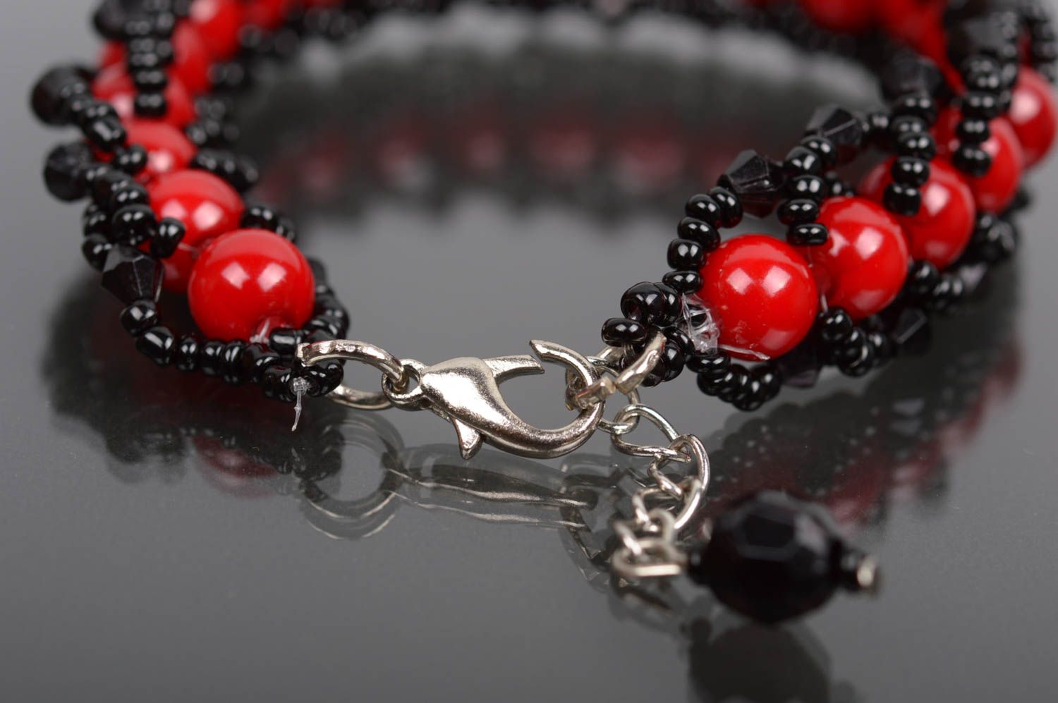Strand beaded bracelet in black and red colors for women photo 2