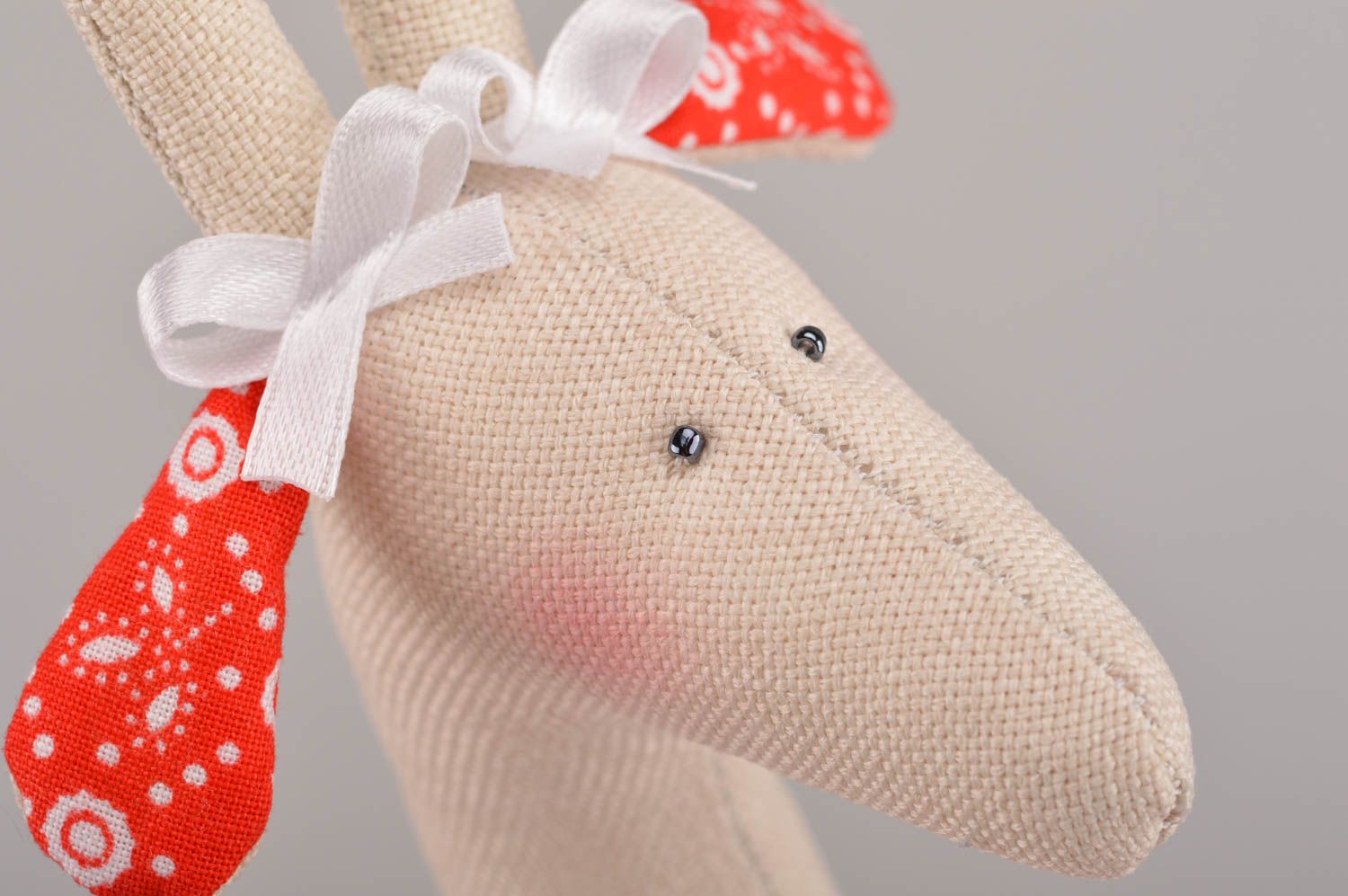 Тканевая игрушка жираф в красном платье ручной работы детская красивая фото 2