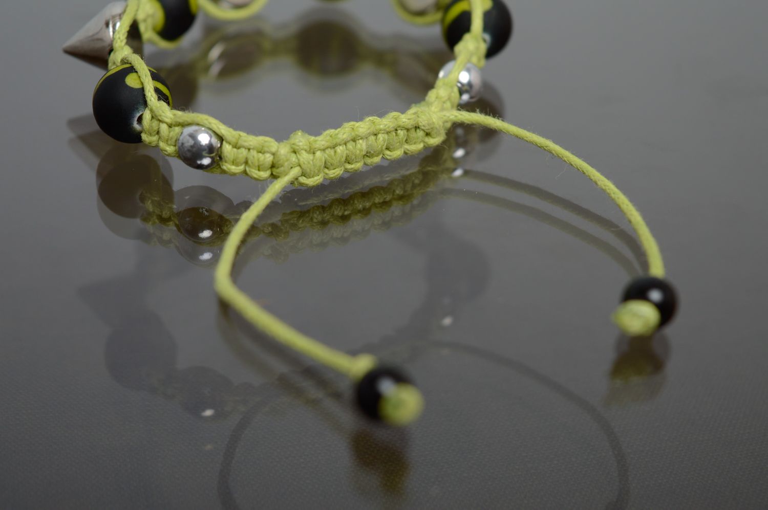 Плетеный браслет макраме из вощеного шнурка и металлических шипов фото 4