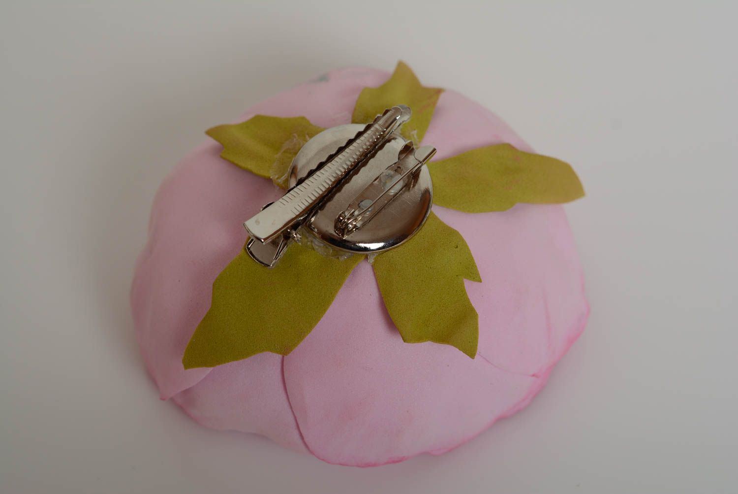 Красивая розовая брошь из фоамирана в виде цветка объемная ручной работы  фото 3
