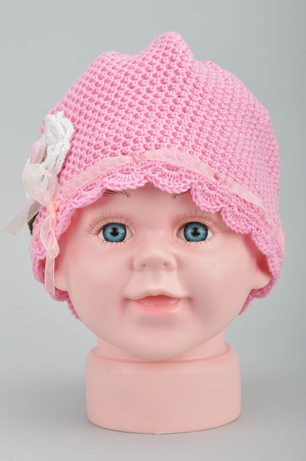 Schöne handmade ajour rosa Mütze gehäkelt für Kinder mit Blume aus Baumwolle foto 2