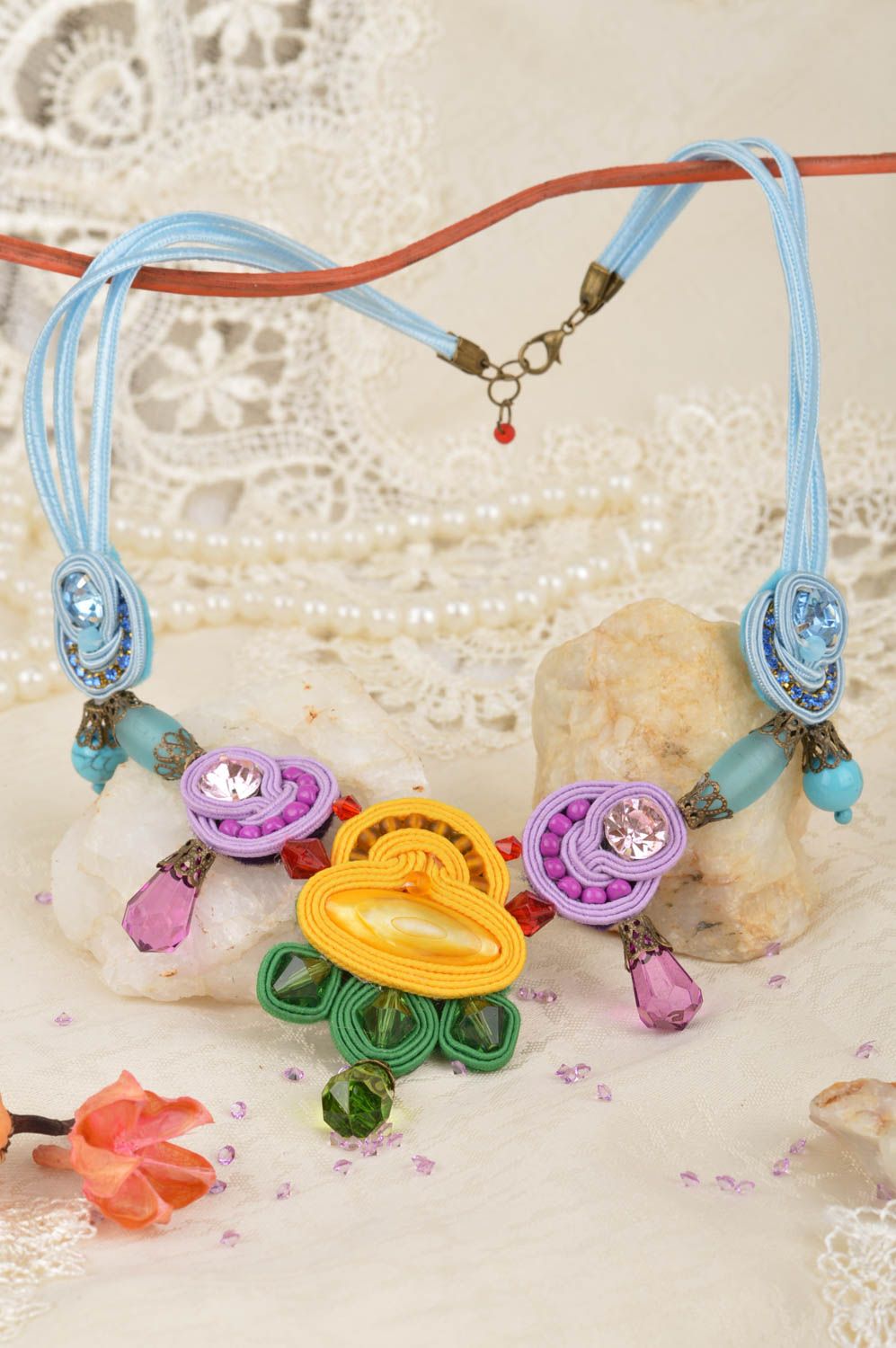 Grand collier en perles de fantaisie et soutaches multicolore fait main photo 1