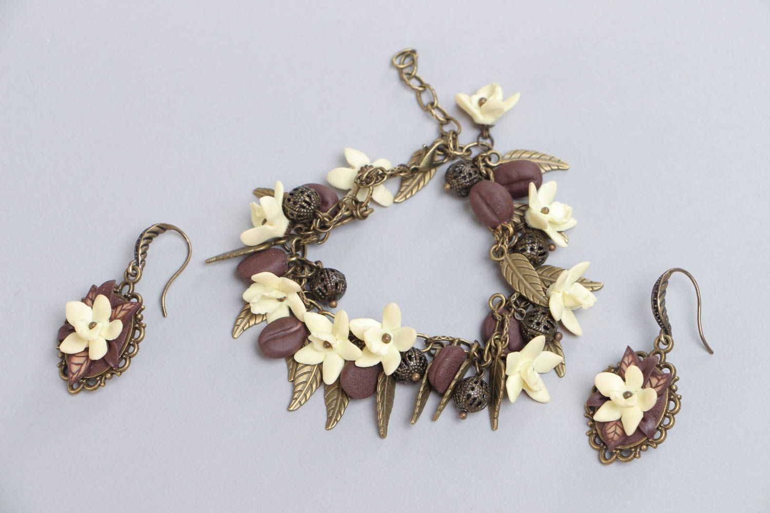 Set of 2 pieces earrings and a chain charm bracelet with Coffee and Vanilla flowers on the bronze base photo 2