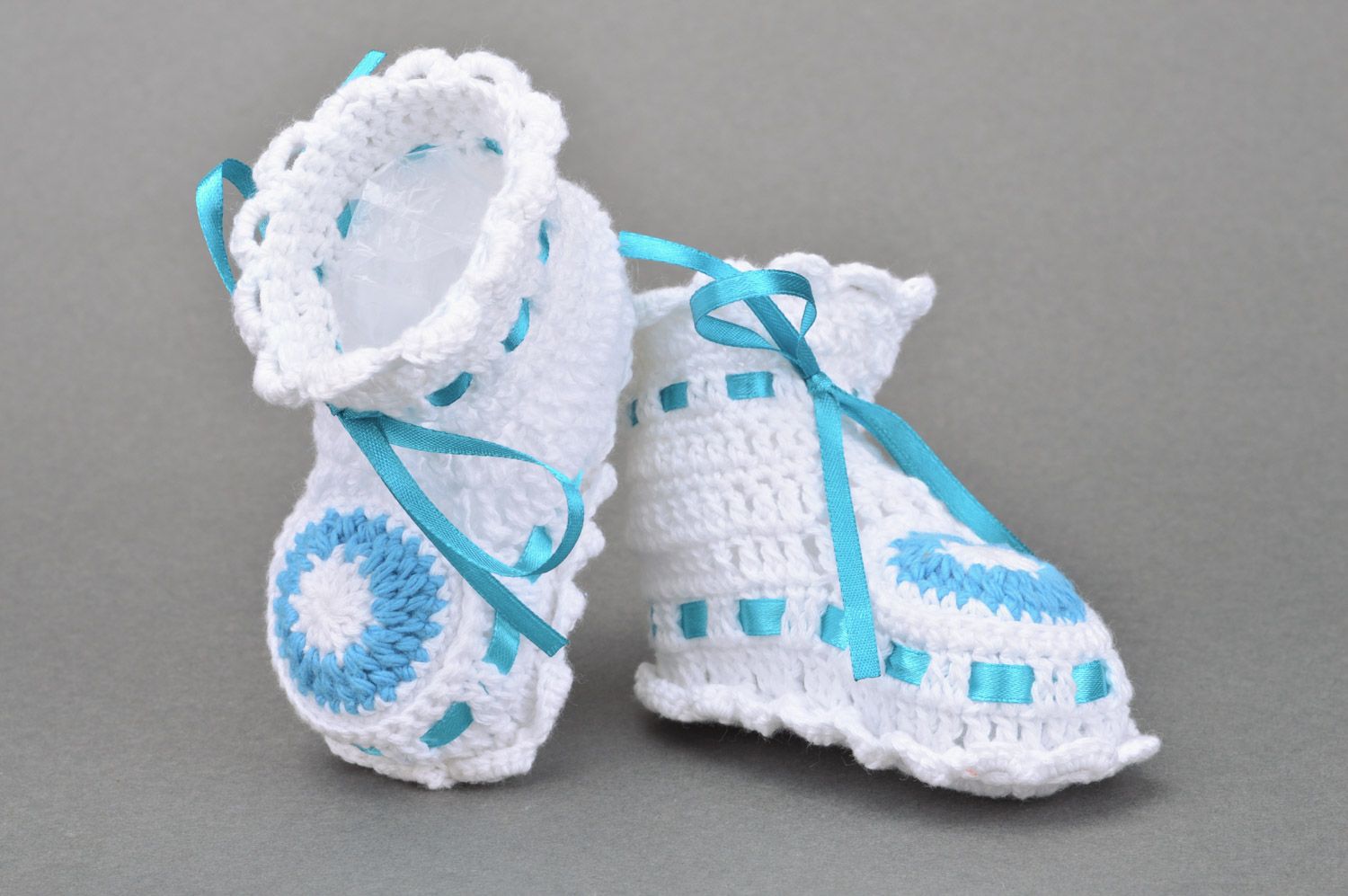 Chaussons de bébé blancs tricotés de coton avec crochet pour garçon faits main  photo 5
