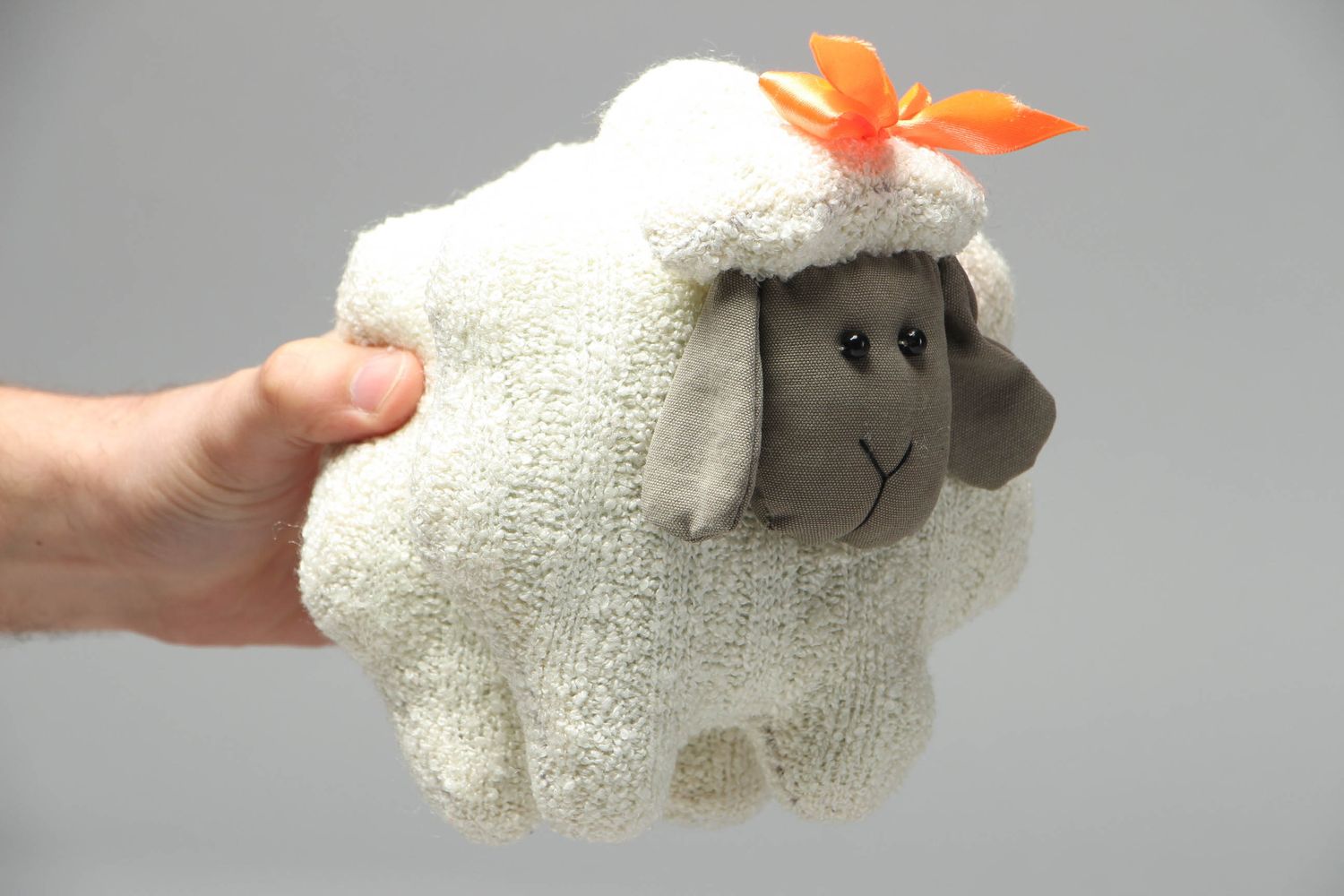 Дизайнерская игрушка в виде овечки из трикотажа фото 4