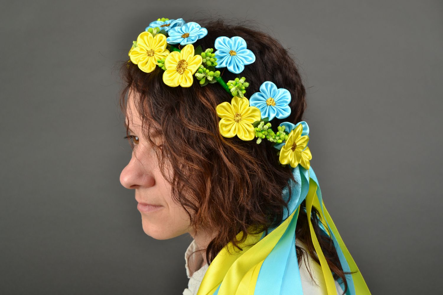 Handgemachter Haarkranz aus Blumen aus Atlasbändern foto 1