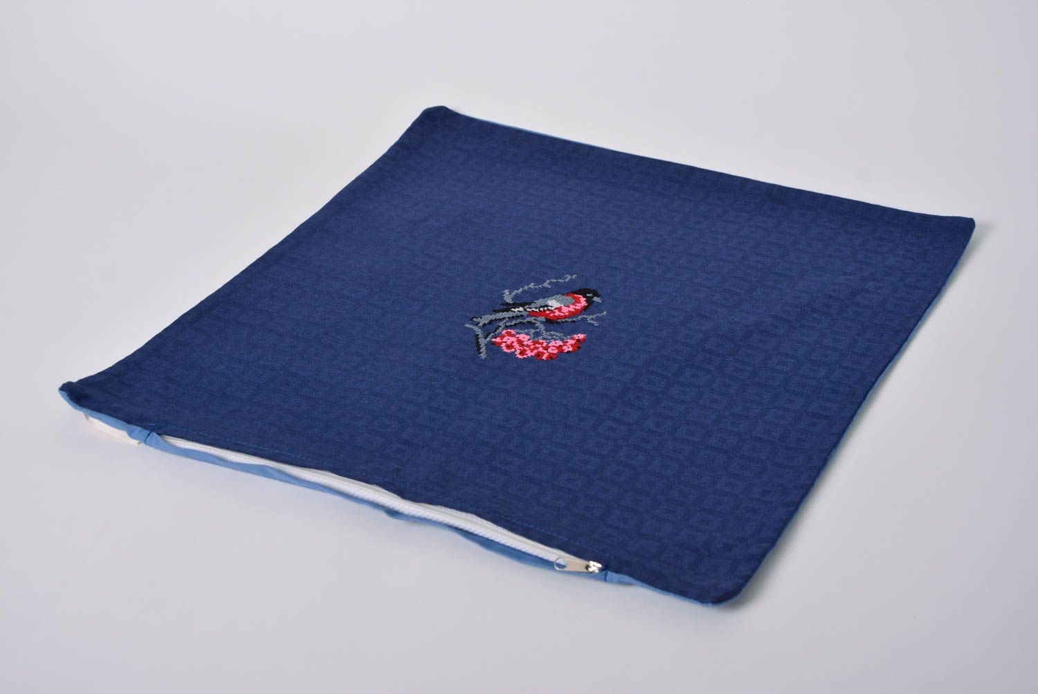 Funda de almohada hecha a mano de satén azul con pajarito bardado hermosa foto 2