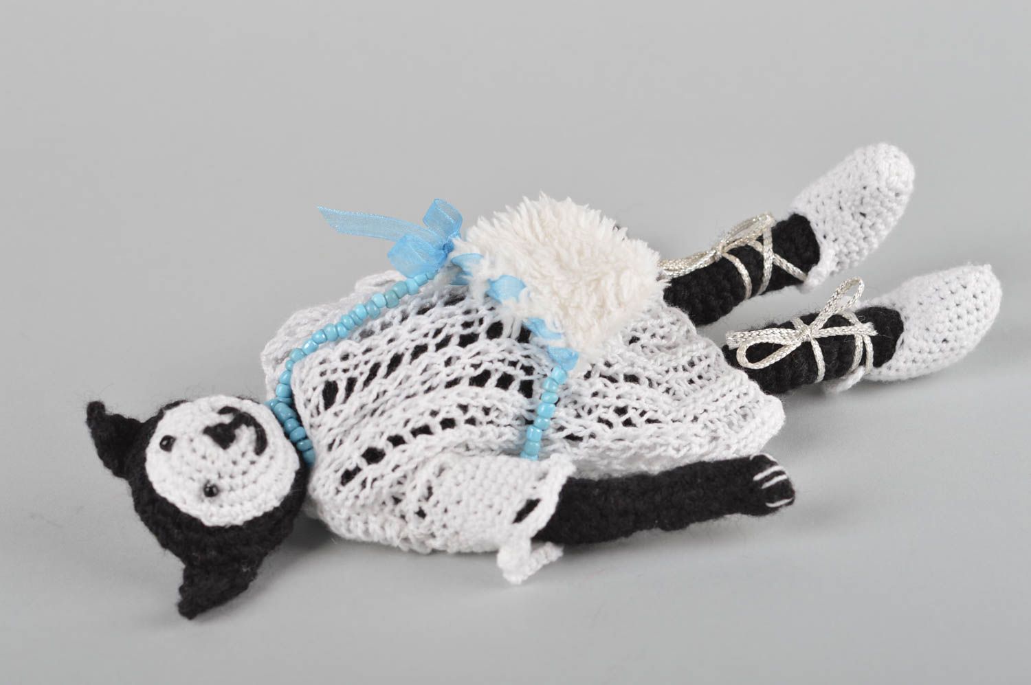 Jouet tricoté Peluche faite main Chat noir et blanc Cadeau enfant décoration photo 4