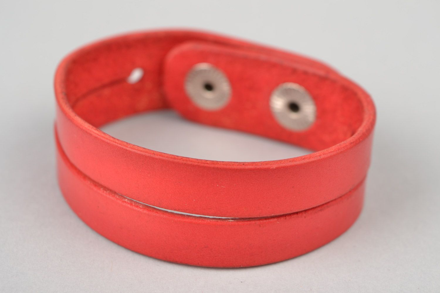 Кожаный браслет в два обхвата красивый красный стильный на кнопках ручная работа фото 3