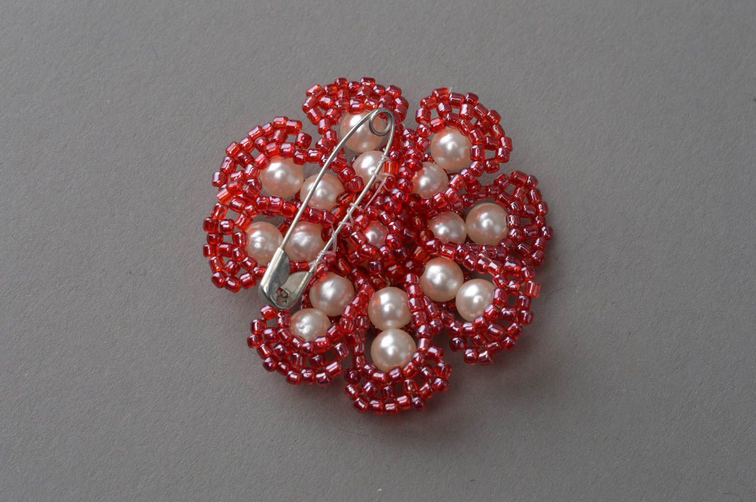 Broche en perles de rocaille et perles fantaisie faite main rouge-blanc photo 5