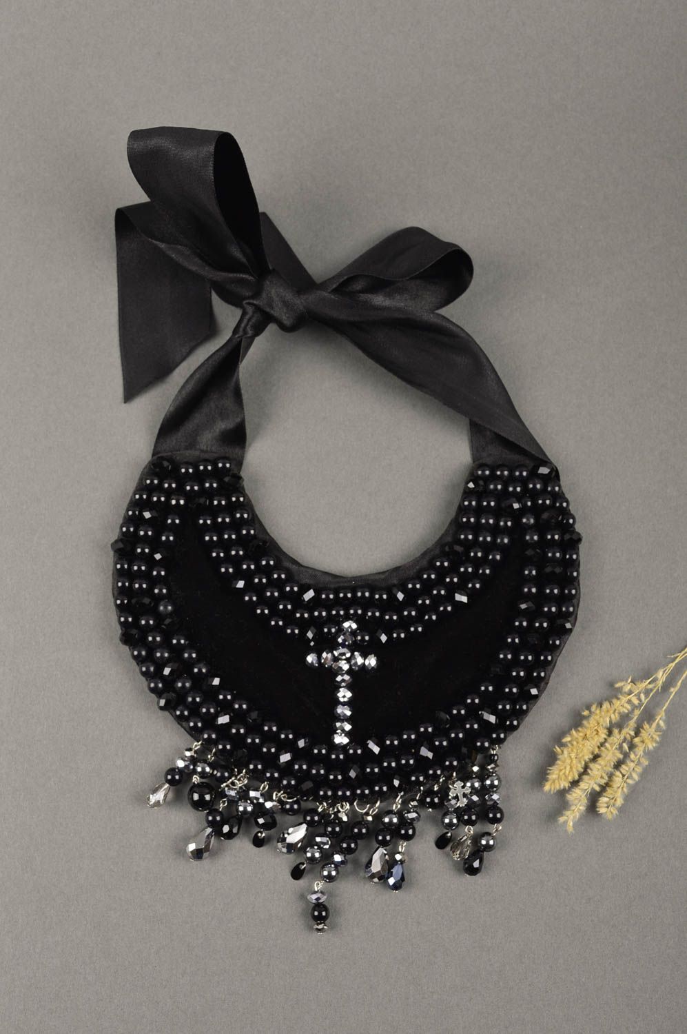 Collier plastron noir Bijou fait main textile avec perles fantaisie Cadeau femme photo 1