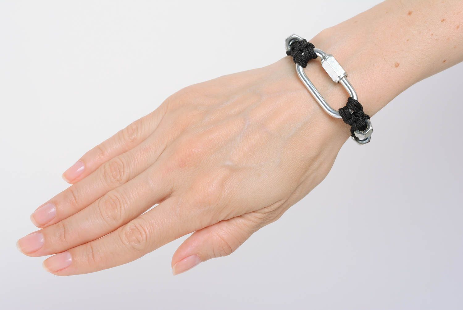 bracelet en macramé lacet noir synthétique avec écrous tressé fait main photo 3