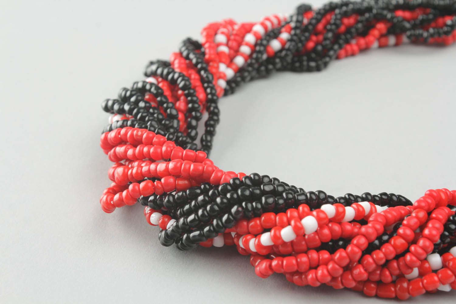 Collier rouge et noir en perles de rocaille chinoises fait main photo 2