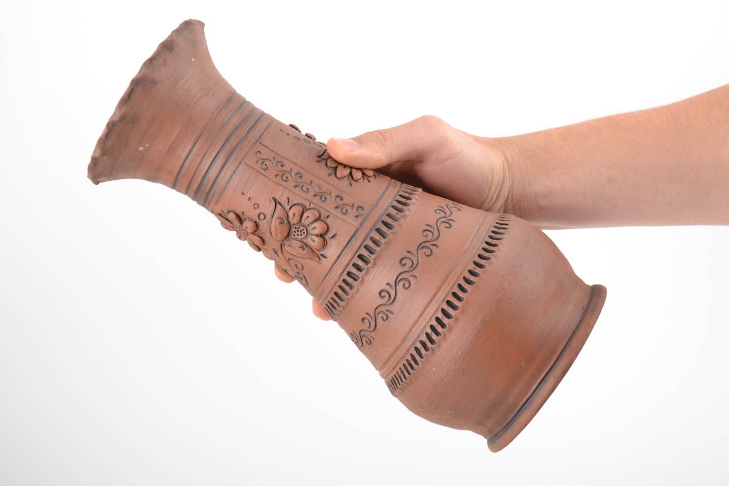 Настольная ваза глиняная с лепным декором коричневая невысокая ручной работы фото 3