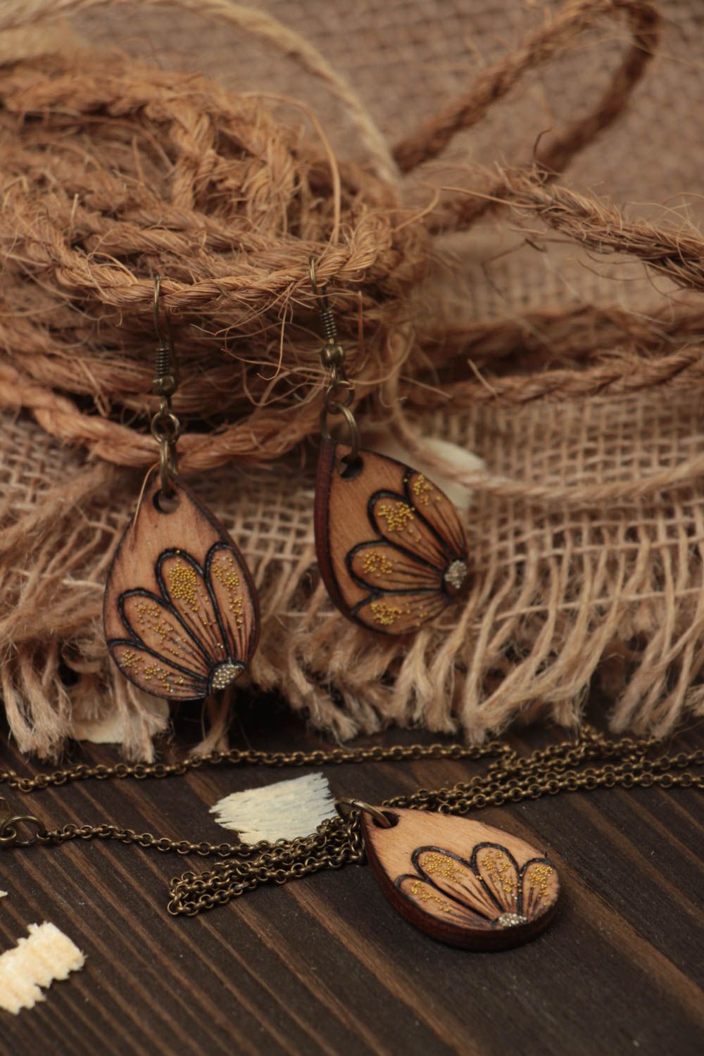 Деревянные украшения ручной работы кулон из дерева и модные серьги расписные фото 1