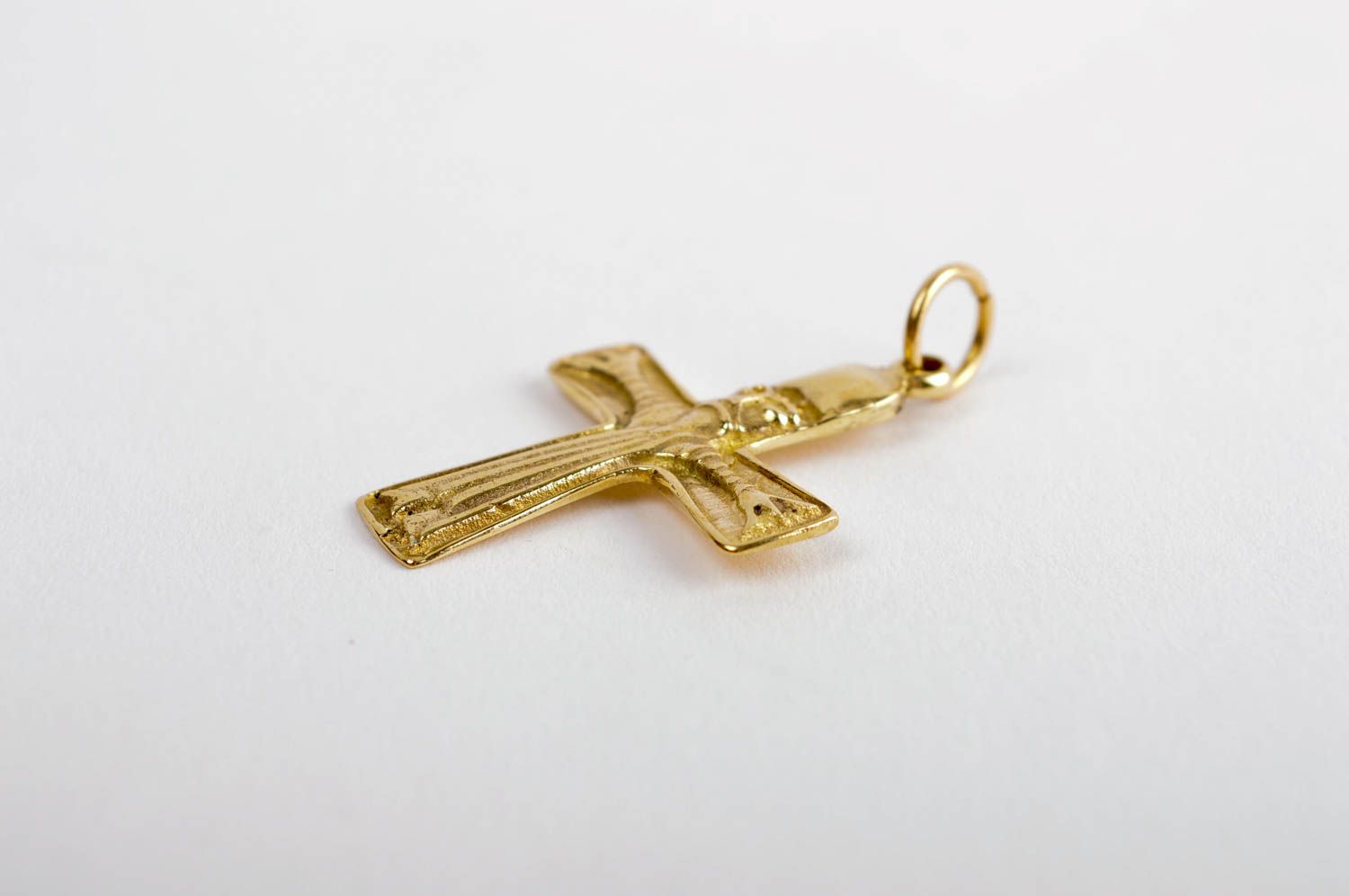 Cruz metálica dorada y pequeña hecha a mano regalo original accesorio religioso foto 3