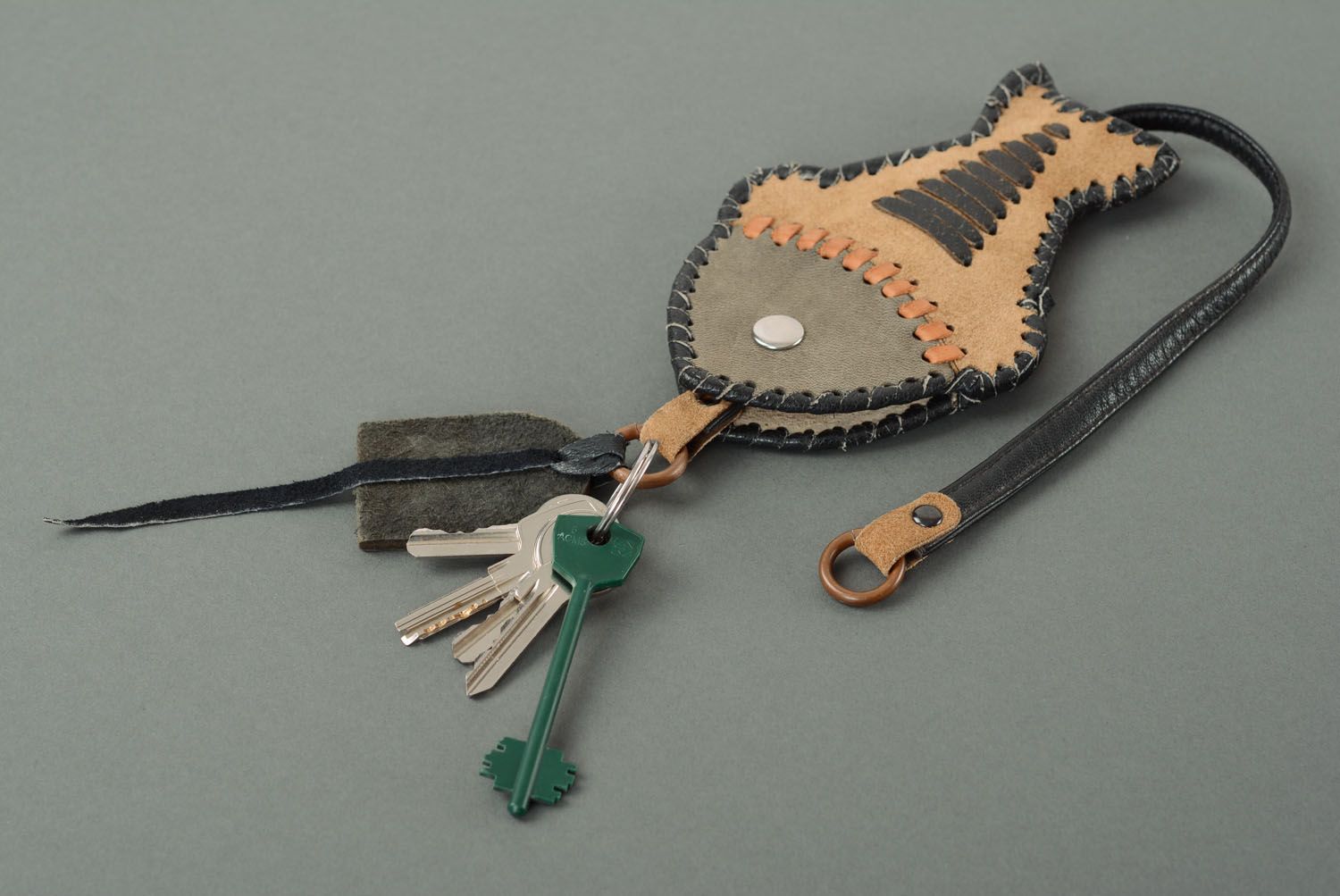 Leather fish-shaped key case photo 1