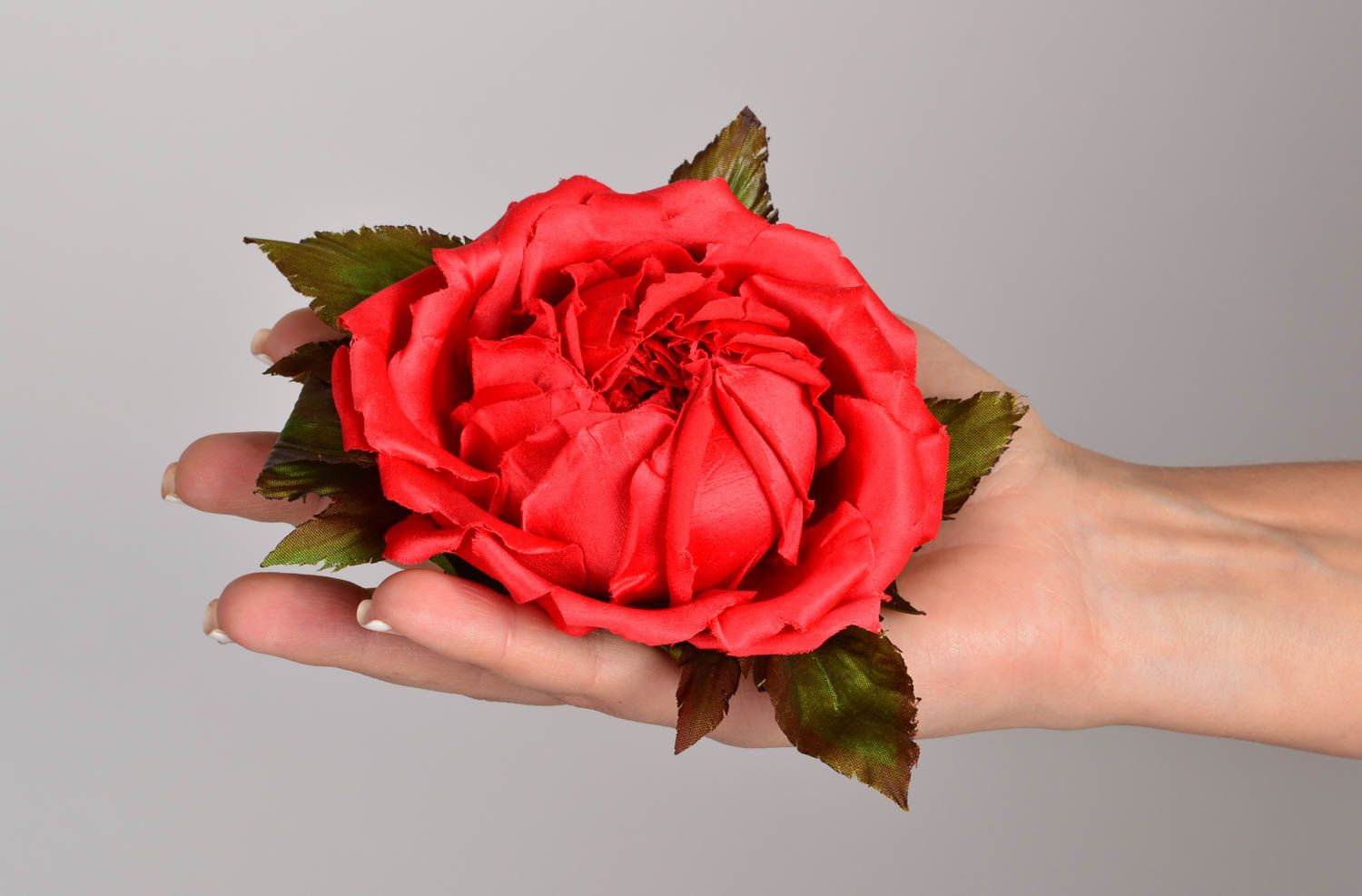 Брошь из шелка хэнд мэйд брошь-заколка красная роза авторская бижутерия фото 5