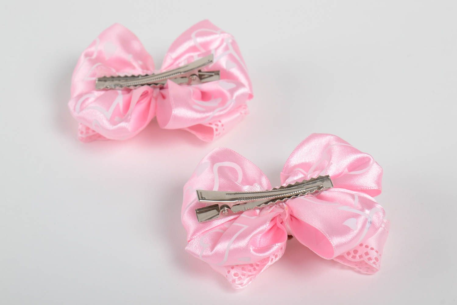Заколки для волос из атласных и репсовых лент в виде 2 розовых бантов хэндмэйд фото 3