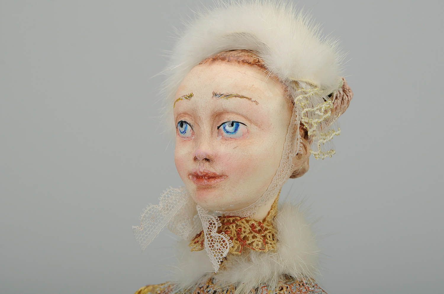 La muñeca de diseñador Doncella de la Nieve en traje blanco foto 3