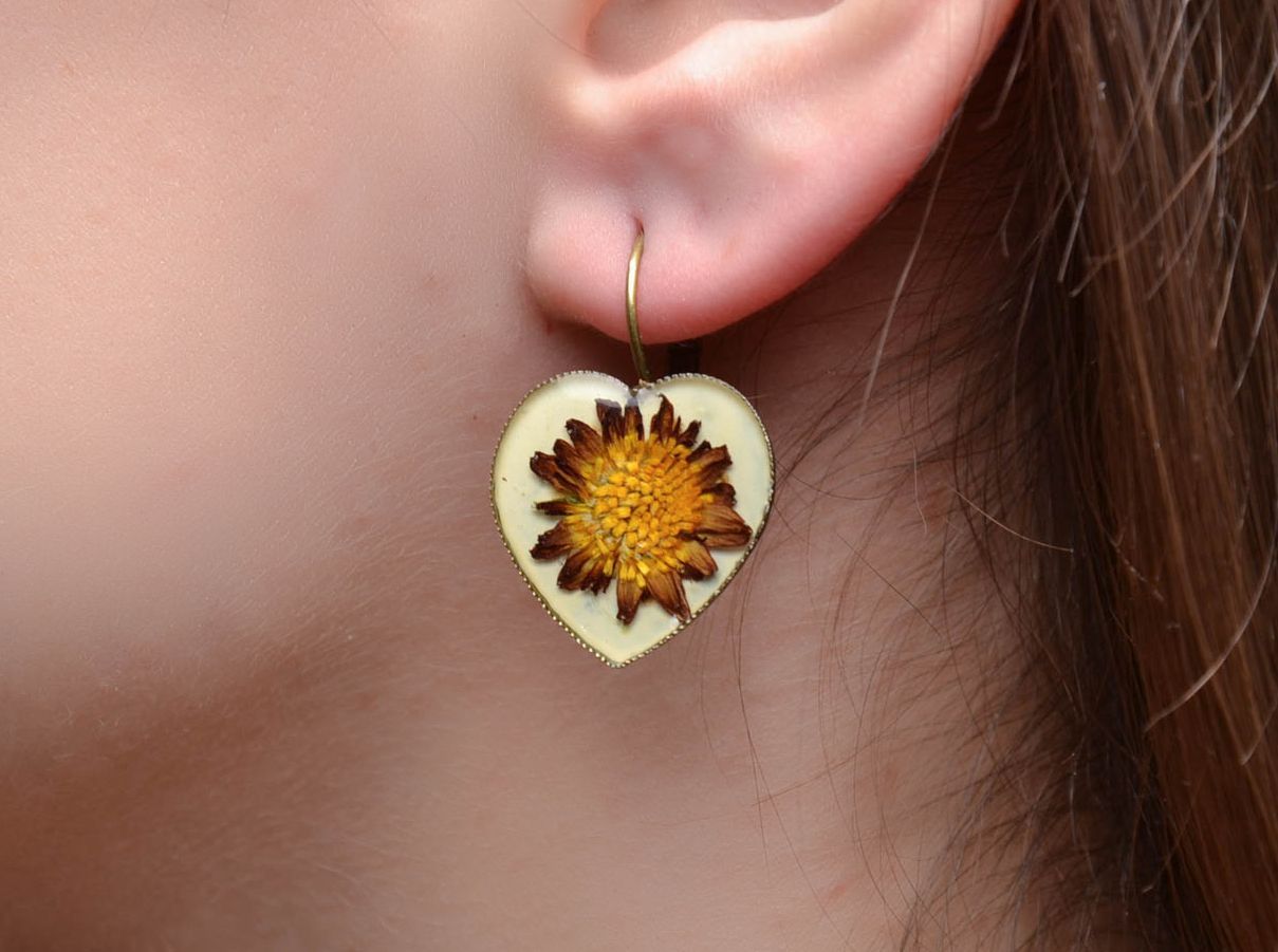 Earrings with natural flowers in epoxy resin Hearts on White Background photo 2