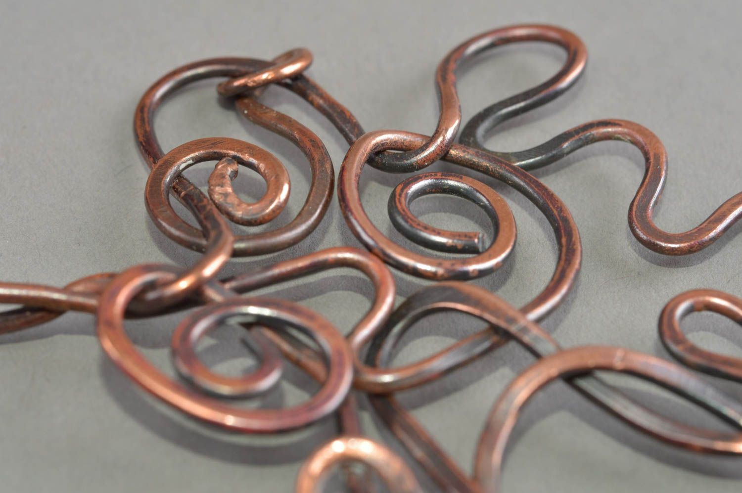 Pendentif torsadé en cuivre abstrait fait main bijou original pour femme photo 5
